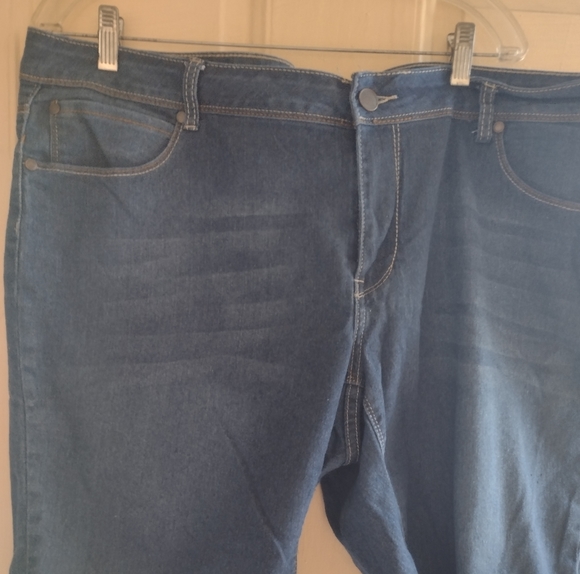 Johnathan Martin Women's plus size short - Picture 3 of 4